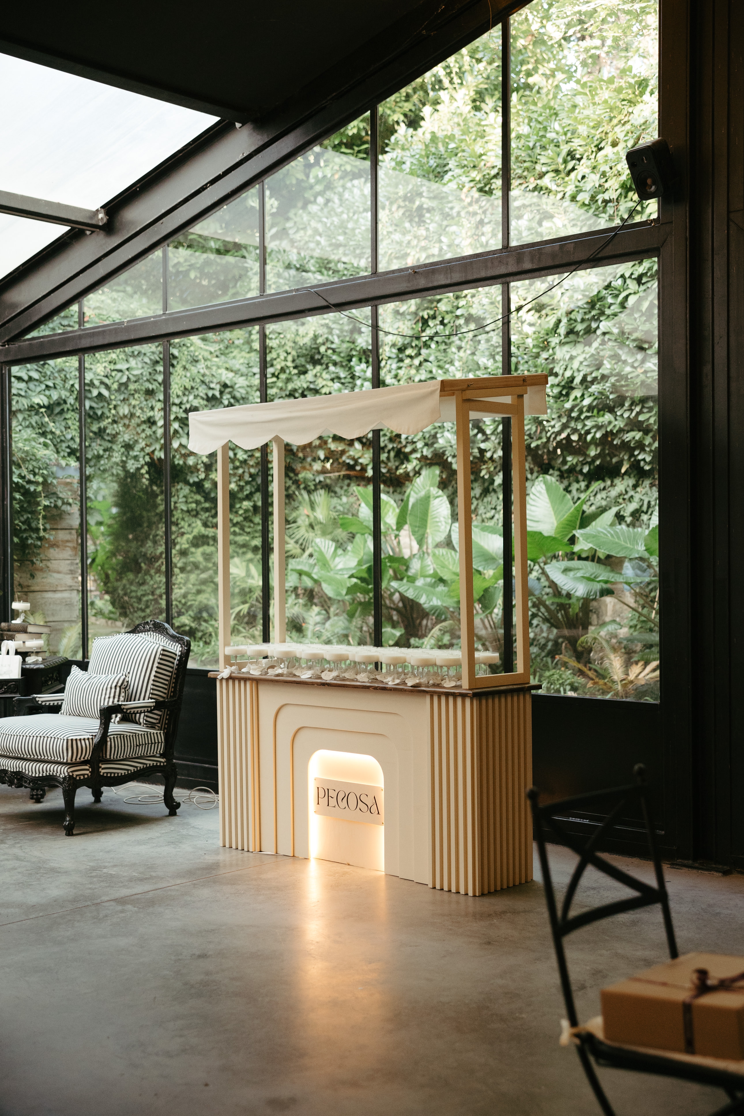 Puesto del Candle Bar montado en un espacio acristalado