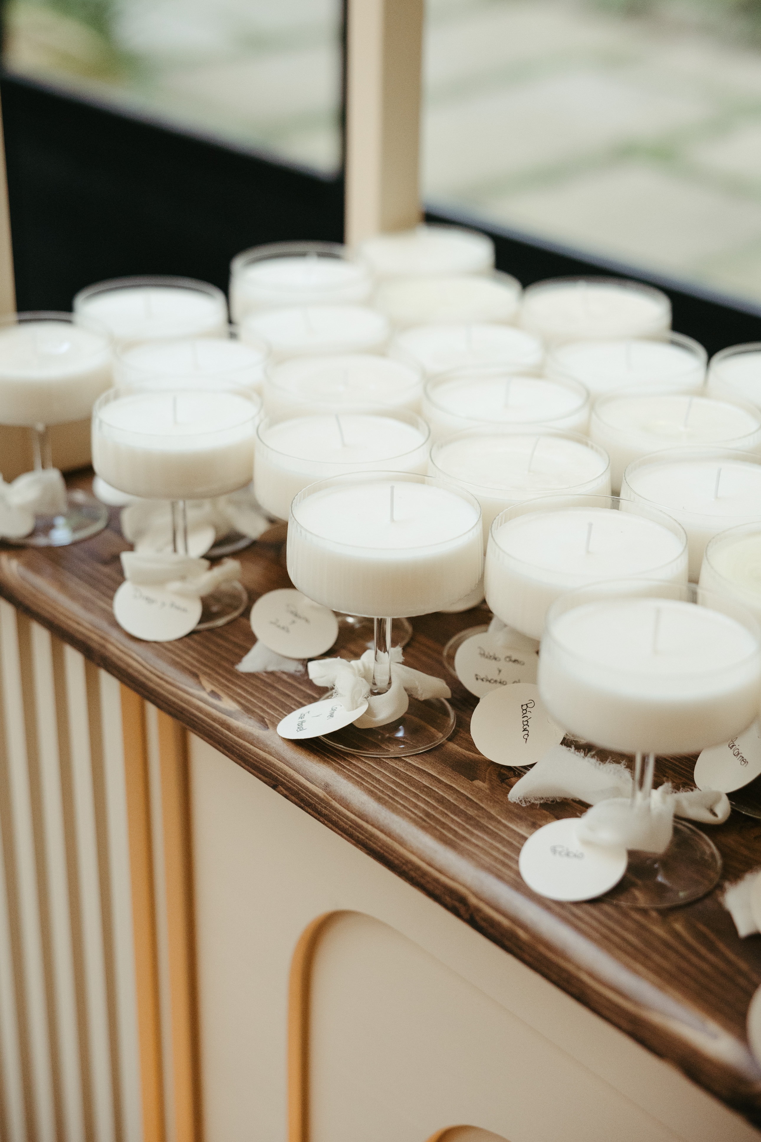 Velas personalizadas con etiqueta esperando a los invitados